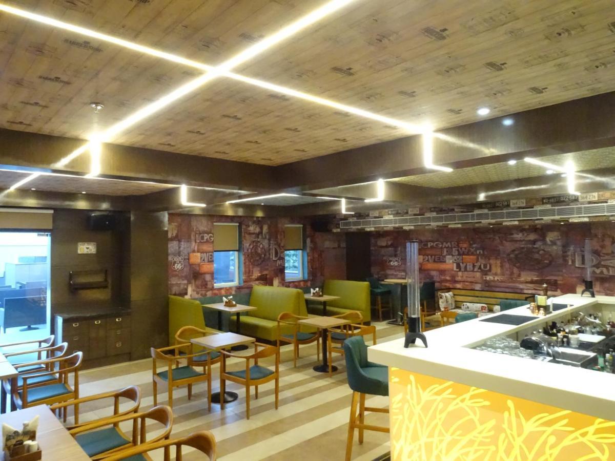 The Grand Arc Hotel & Convention Centre Shahjahanpur Exterior foto