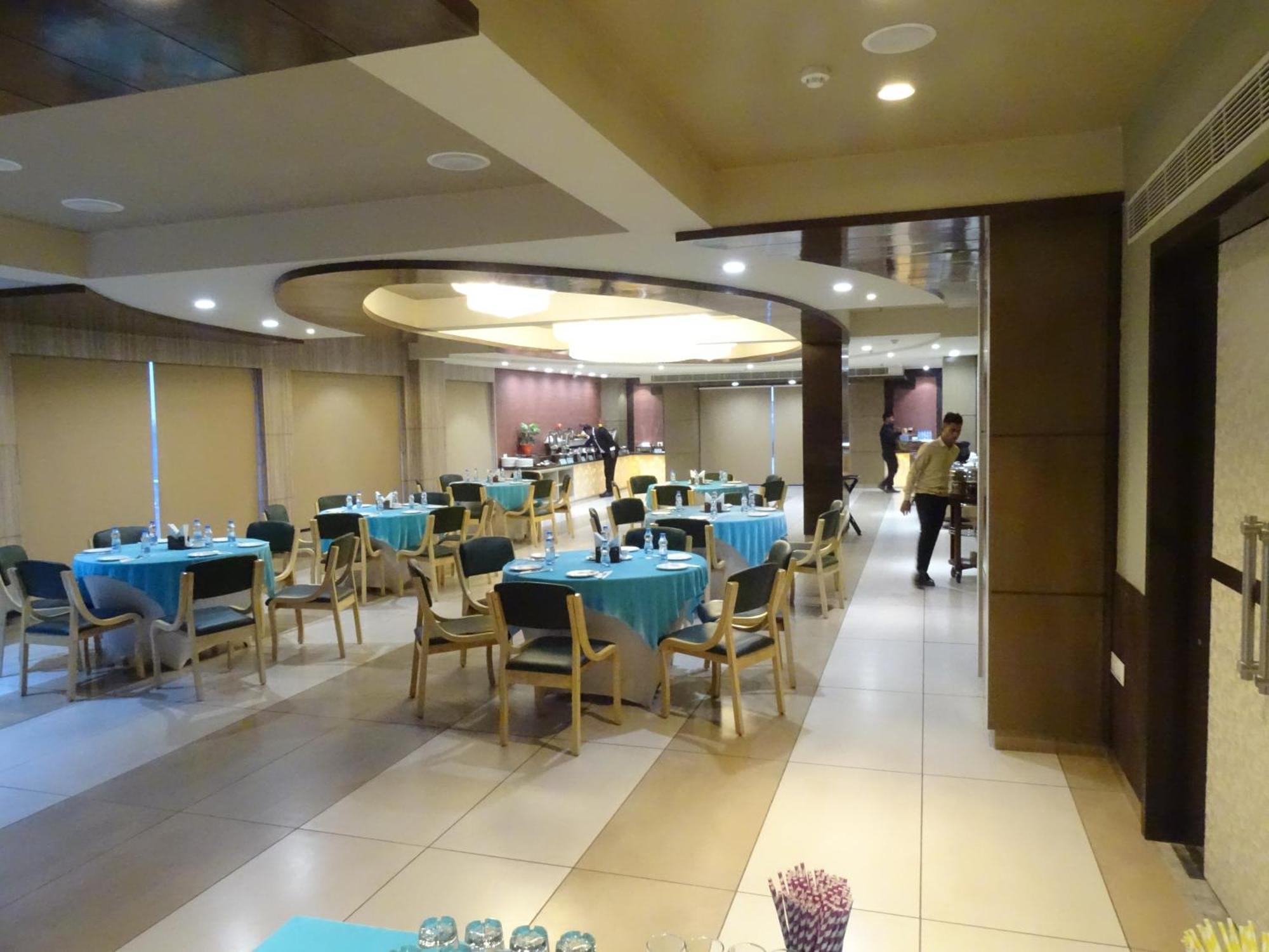 The Grand Arc Hotel & Convention Centre Shahjahanpur Exterior foto